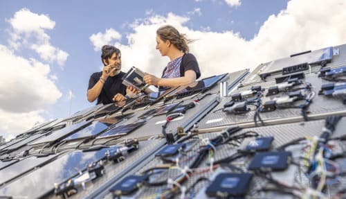 Laboratorio al aire libre con paneles solares.