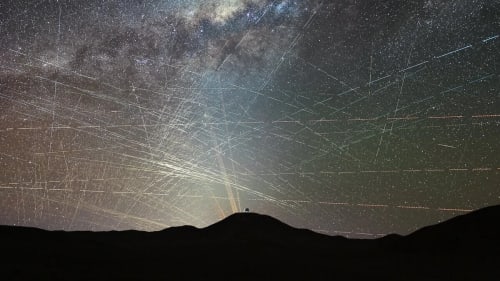 Estelas de satélites sobre el cielo nocturno del desierto de Atacama con telescopios del ESO
