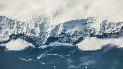 Hielo antártico junto a la costa rocosa de la Tierra de la Reina Maud
