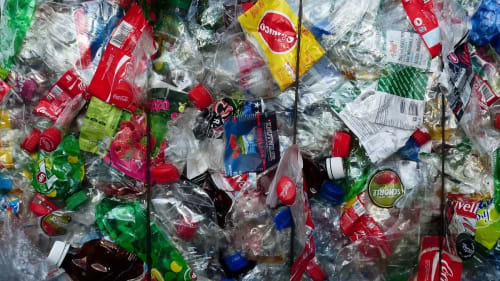 Botellas y envases de plástico compactados para reciclaje
