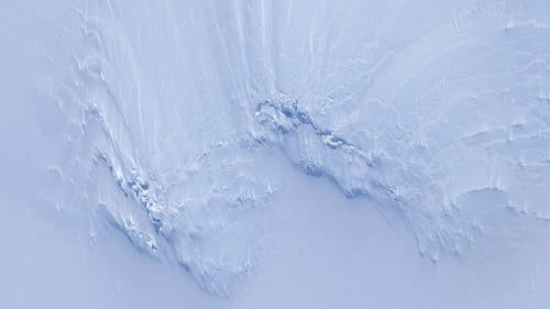Fracturas y relieves de la capa de hielo antártica vistos desde el aire