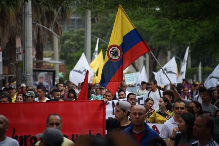 Personas en una manifestación representando el socialismo