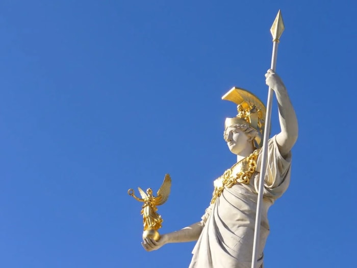 Estatua de Atenea, diosa griega de la sabiduría y la guerra