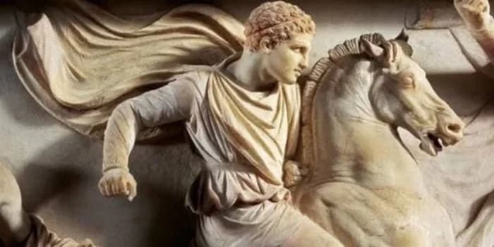 Escultura antigua que representa a Alejandro Magno montado en su caballo