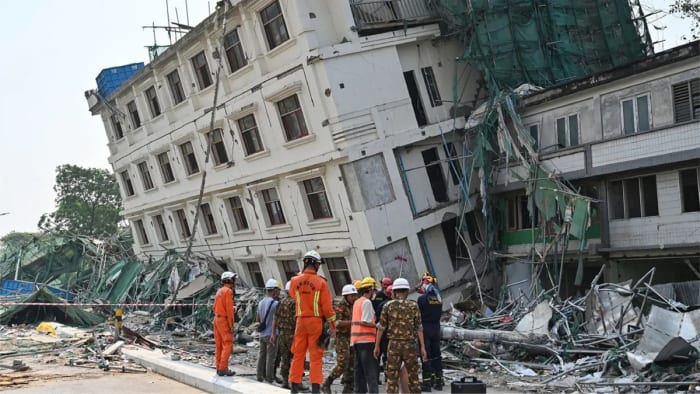 Equipos de rescate inspeccionan un edificio colapsado tras el terremoto en Mandalay, Myanmar, abril 2025