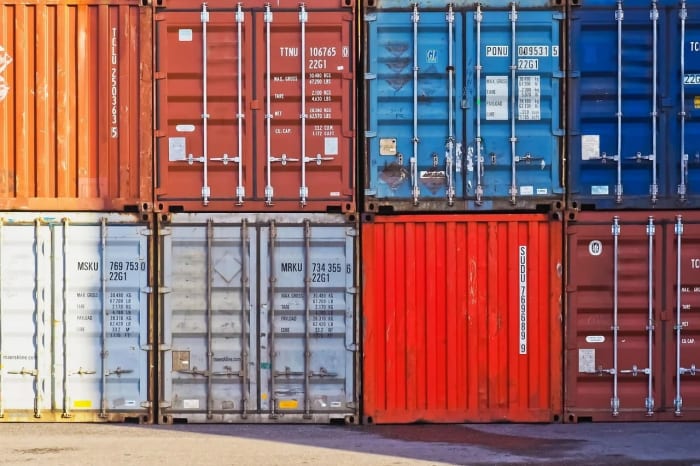 Fila de contenedores de carga apilados