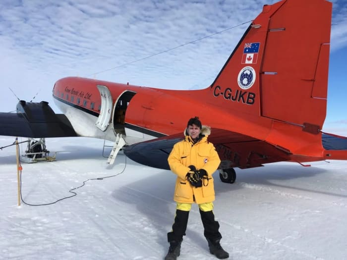 El científico Duncan Young del Instituto de Geofísica de la Universidad de Texas frente a un avión DC-3 modificado utilizado en investigaciones antárticas