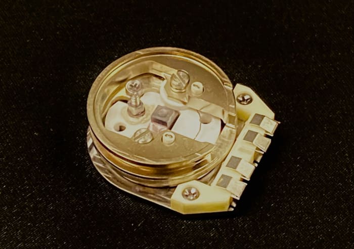 Portamuestras criogénico utilizado en experimentos de baterías en la Universidad de Stanford