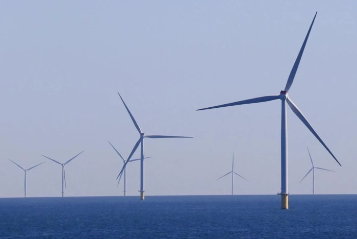 Parque eólico marino con turbinas de viento generando energía en alta mar