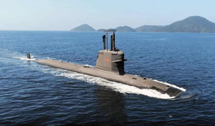 Submarino Riachuelo navegando en superficie durante pruebas en el mar
