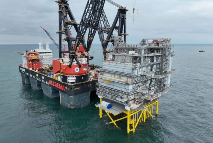 El buque grúa SSCV Sleipnir instala la estación convertidora marina del parque eólico East Anglia 3 en el mar del Norte