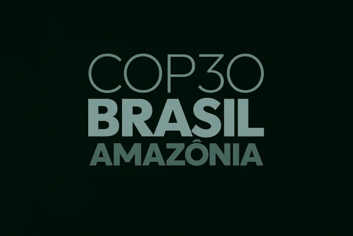 Logotipo ilustrativo del evento climático COP30 en Brasil, con el texto “COP30 Brasil Amazonia Belém 2025” centrado sobre un fondo verde oscuro