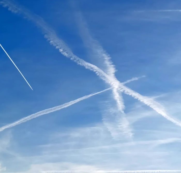 Estelas de condensación visibles entre nubes cirros finas sobre Jülich