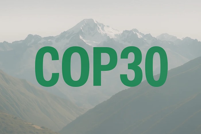 Texto COP30 sobre fondo de montañas andinas nevadas