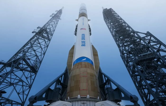 Cohete New Glenn de Blue Origin en la plataforma de lanzamiento rodeado de estructuras metálicas
