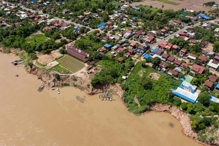 Deslizamiento de tierra en la ribera del río Mekong en Camboya
