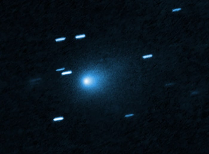 Cometa 3I ATLAS observado por el telescopio espacial Hubble mostrando su núcleo y halo azul brillante