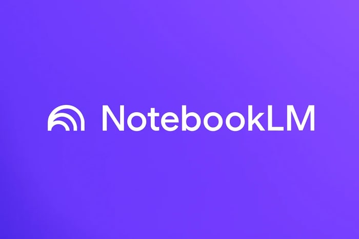 Logotipo de NotebookLM en color blanco sobre un fondo violeta con degradado suave