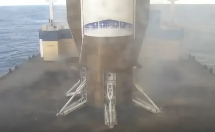 Etapa del cohete New Glenn de Blue Origin aterrizando con éxito sobre una plataforma en el océano Atlántico tras lanzar una misión de la NASA a Marte