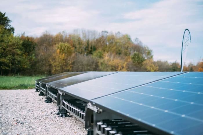 Paneles solares instalados en un campo belga que formarán parte del primer parque solar híbrido capaz de generar electricidad e hidrógeno verde