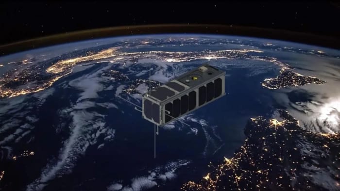 CubeSat ilustrado en órbita baja sobre la Tierra.