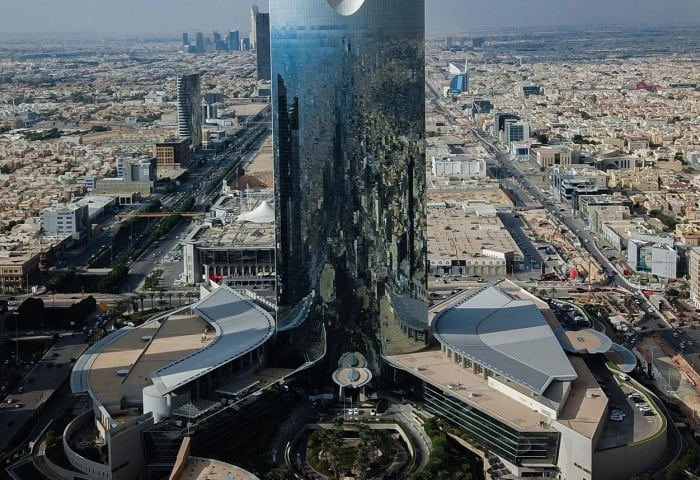 Vista aérea del rascacielos Kingdom Centre en Riad, Arabia Saudita, con la ciudad extendiéndose al fondo