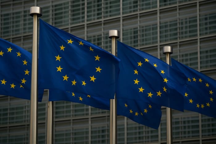 Banderas de la Unión Europea ondeando frente al edificio de la Comisión Europea en Bruselas