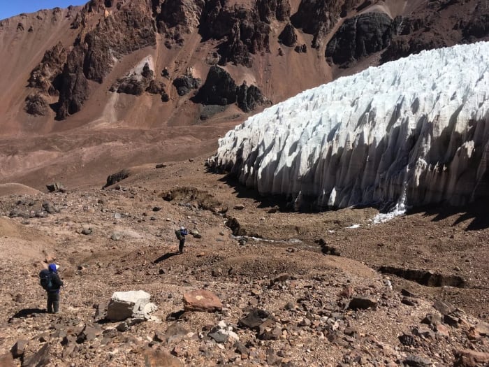 Vista del glaciar Tapado en los Andes del Sur de Chile, con sus formaciones de hielo afiladas y arroyos de deshielo que bajan por un entorno árido