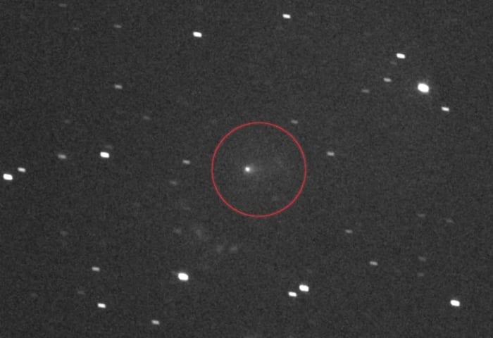El cometa interestelar 3I/ATLAS visto como un punto brillante con una cola tenue, captado por la cámara L'LORRI de la sonda Lucy