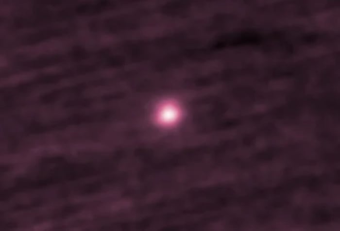 Cometa 3I/ATLAS visto como una esfera difusa y brillante en una composición coloreada obtenida por STEREO-A