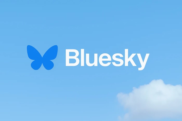logotipo azul de Bluesky sobre un fondo degradado en tonos celestes, con pequeñas estrellas blancas dispersas