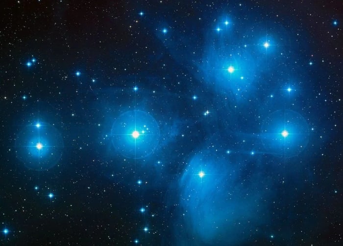 Estrellas azules y brillantes del cúmulo de las Pléyades resaltando sobre un fondo oscuro