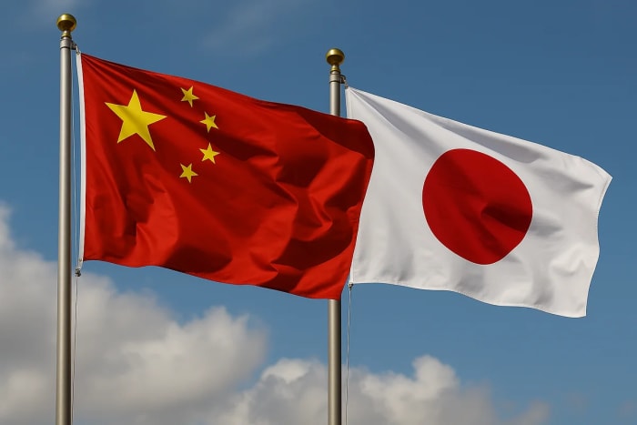 Banderas de China y Japón ondeando frente al edificio de la ONU durante una jornada tensa de disputas diplomáticas