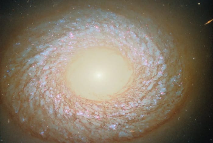 Galaxia espiral con un núcleo muy despejado y brazos definidos observada por el telescopio espacial Hubble