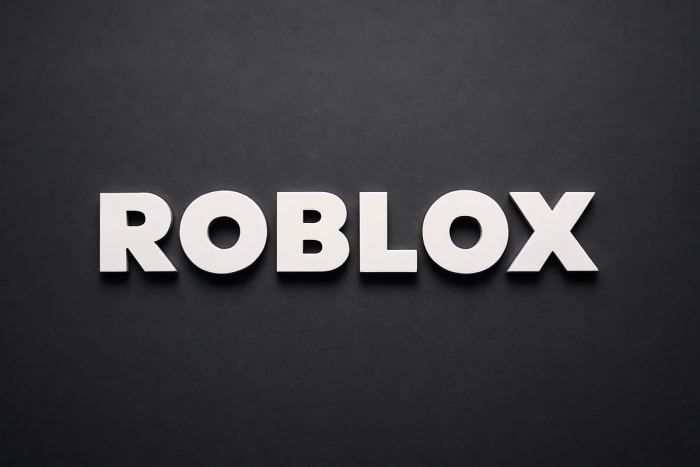 Imagen con el texto ROBLOX en primer plano sobre un fondo azul degradado