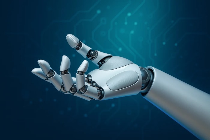 Mano robótica metálica extendida sobre un fondo tecnológico azul opaco