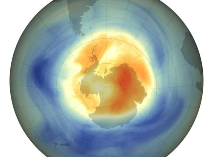 Mapa del agujero de ozono en 2025 sobre la Antártida con zonas de pérdida moderada y severa según datos de la NASA