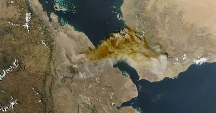 Vista satelital de la nube de ceniza del volcán Hayli Gubbi desplazándose sobre el Mar Rojo y la península Arábiga