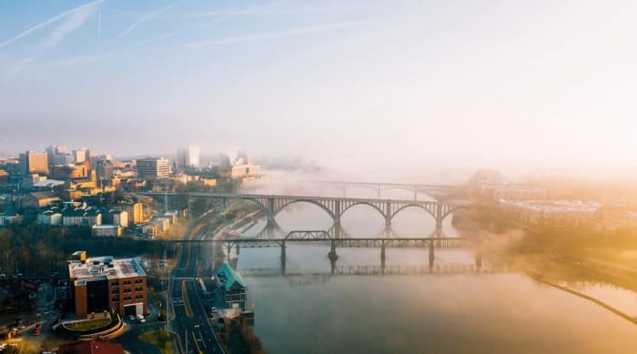Escena brumosa en la Universidad de Tennessee, Knoxville, durante una mañana nublada
