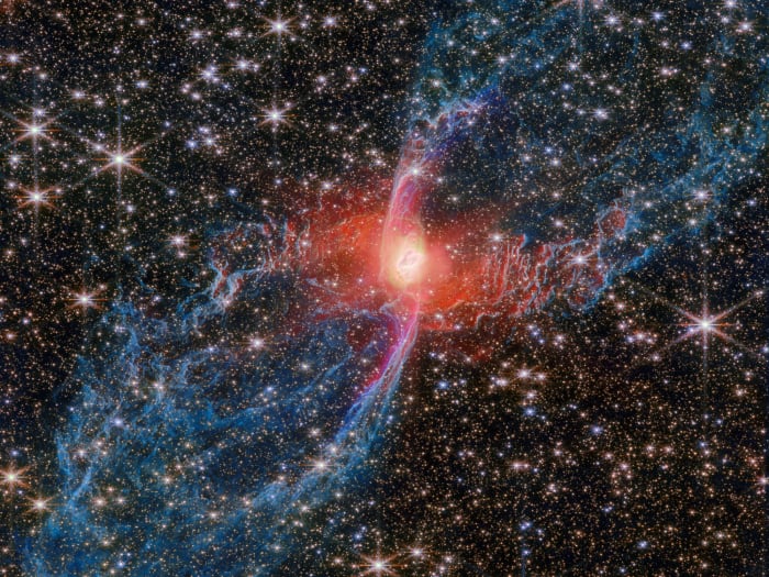 La Nebulosa de la Araña Roja captada por el telescopio espacial James Webb con estructuras en rojo, púrpura y azul