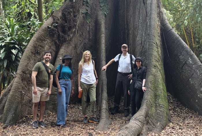 Investigadores de la Universidad de Leicester en un jardín zoobotánico de Belém rodeados de vegetación amazónica