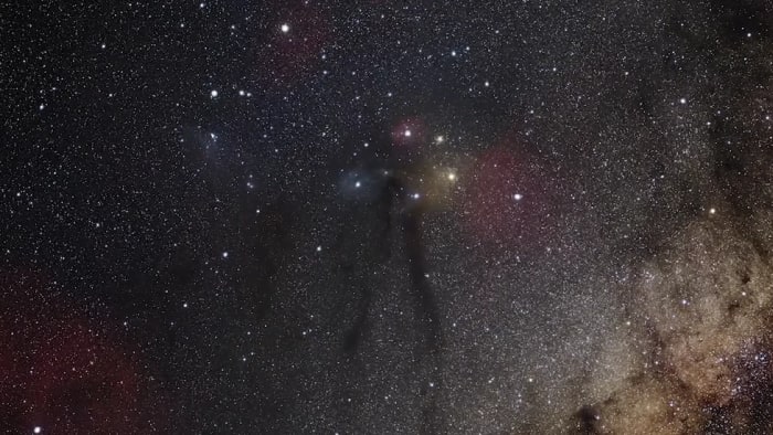 Nube oscura alargada proyectada sobre un campo estelar muy denso en la región central de la Vía Láctea