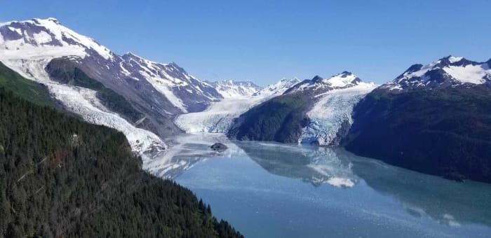 Vista panorámica del fiordo Barry Arm con los glaciares Cascade, Barry y Coxe alineados de izquierda a derecha