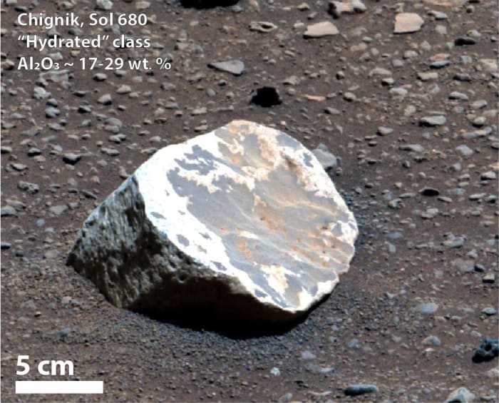 Roca de tono claro en la superficie rojiza de Marte, una zona estudiada por investigadores de la Universidad de Purdue