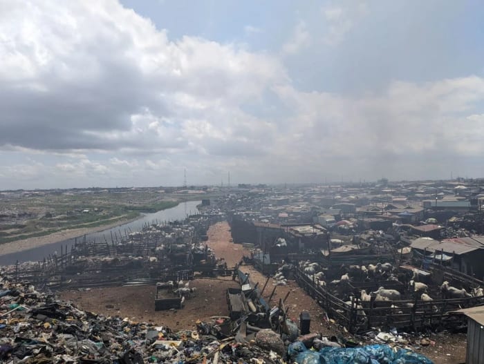 Vista de un asentamiento informal en Agbogbloshie, cerca de un área de reciclaje de desechos electrónicos en Accra