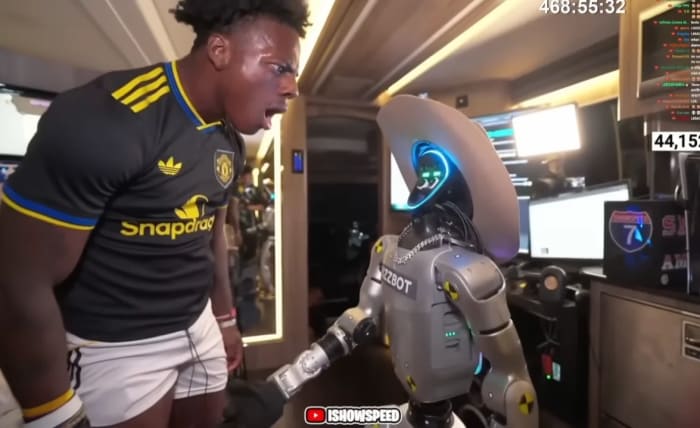 IShowSpeed frente al robot Rizzbot durante una transmisión en vivo