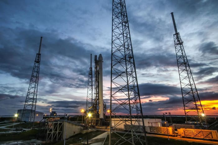 Cohete Falcon en la plataforma de lanzamiento al atardecer