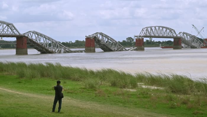 Vista del puente Ava derrumbado tras el terremoto de 2025