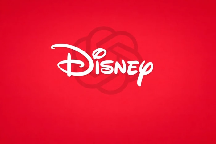 Logotipo de Disney superpuesto sobre un fondo rojo con la silueta del emblema de OpenAI