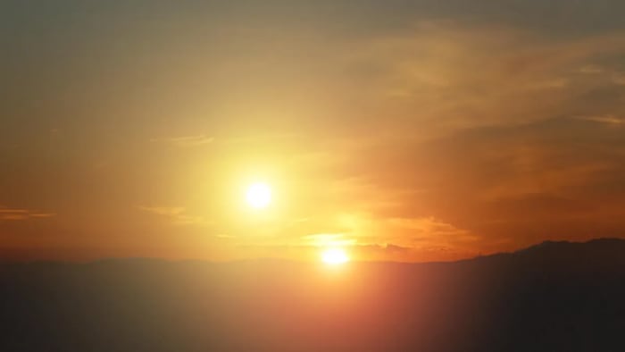 Atardecer en un planeta iluminado por dos estrellas en un sistema binario